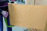 Kartons mit braunem Stretch-Papier umwickelt - so geht plastikfreies Verpacken